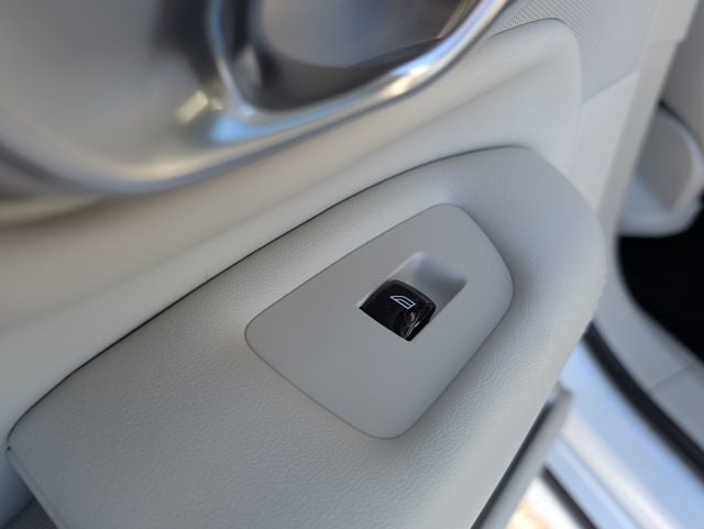 2023 Volvo XC90 B5 Plus