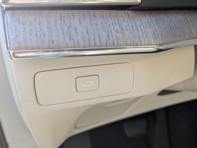 2023 Volvo XC90 B5 Plus