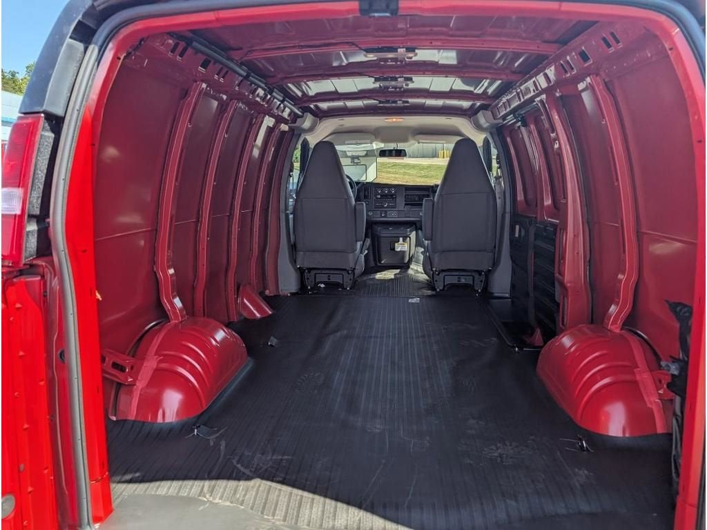 2025 Chevrolet Express Cargo WT