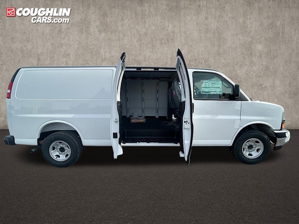2025 Chevrolet Express Cargo 3500 WT