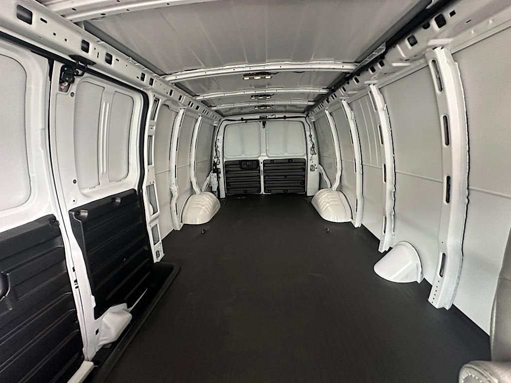 2025 Chevrolet Express Cargo 3500 WT