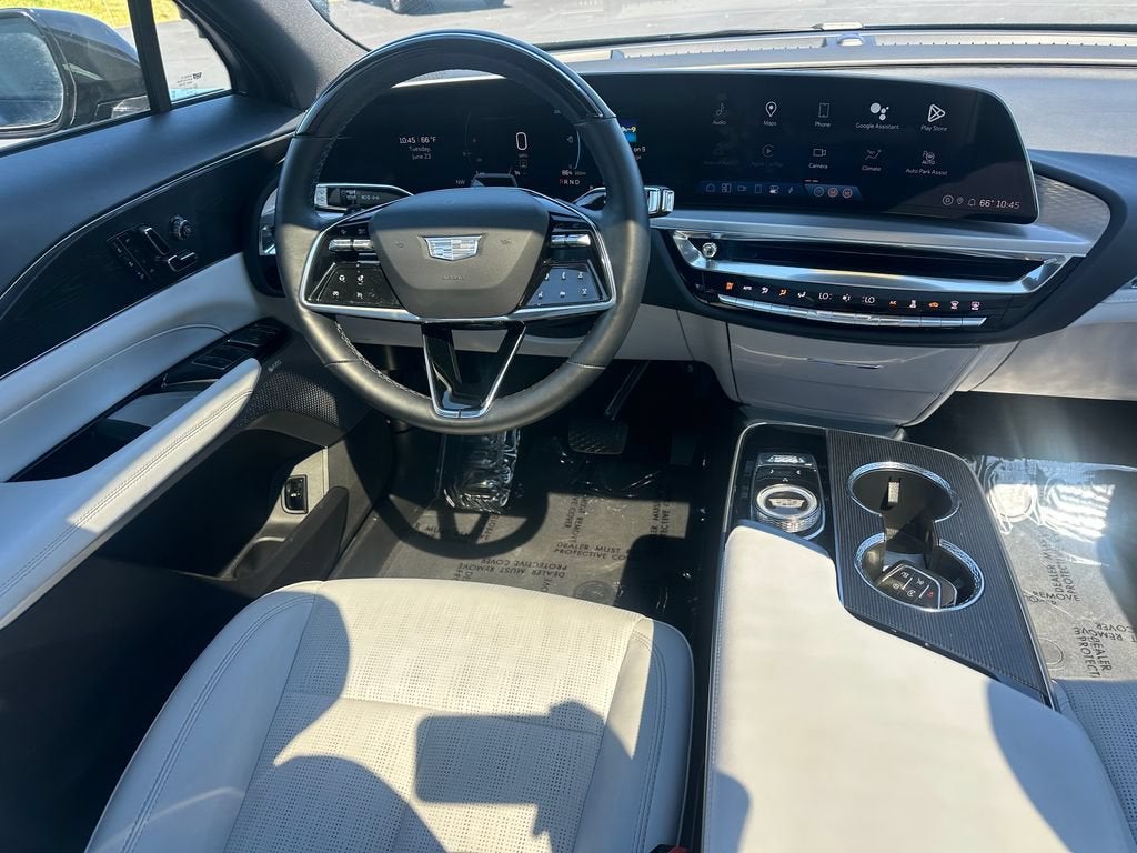 2024 Cadillac LYRIQ Luxury 2