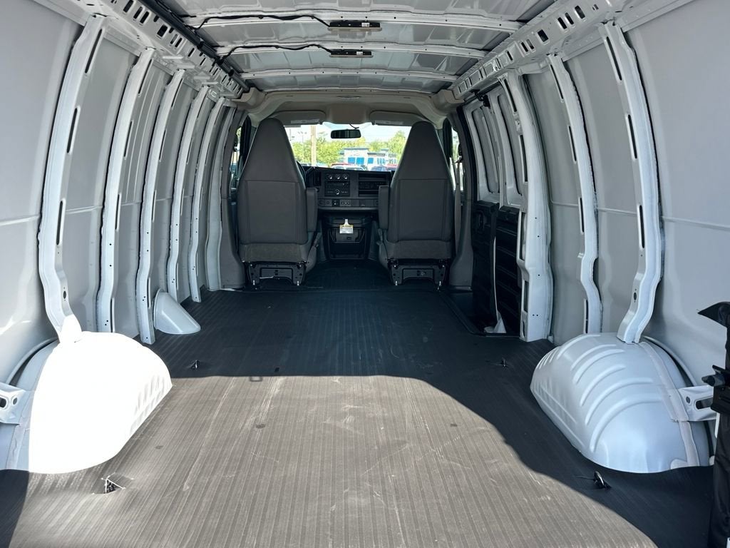 2025 Chevrolet Express Cargo WT