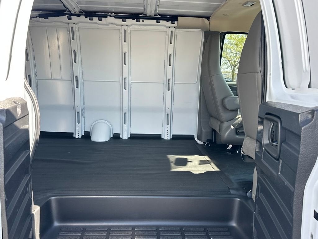 2025 Chevrolet Express Cargo WT