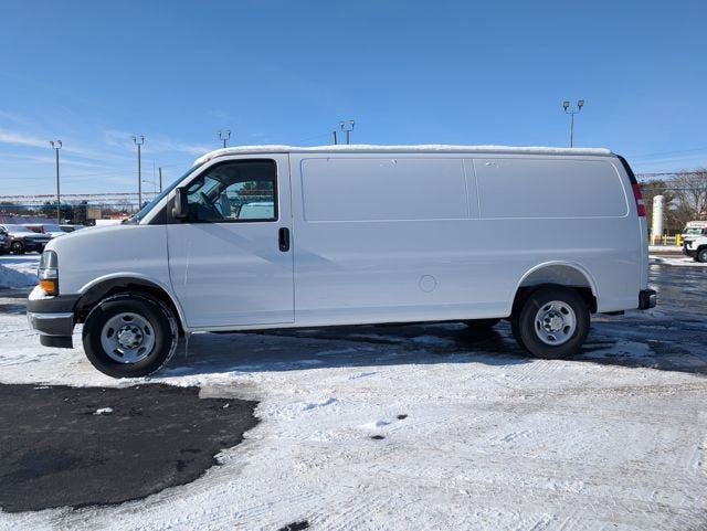 2025 Chevrolet Express Cargo 3500 WT
